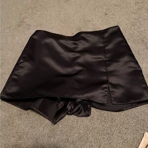 Le Lis Black Satin Women's Skorts
